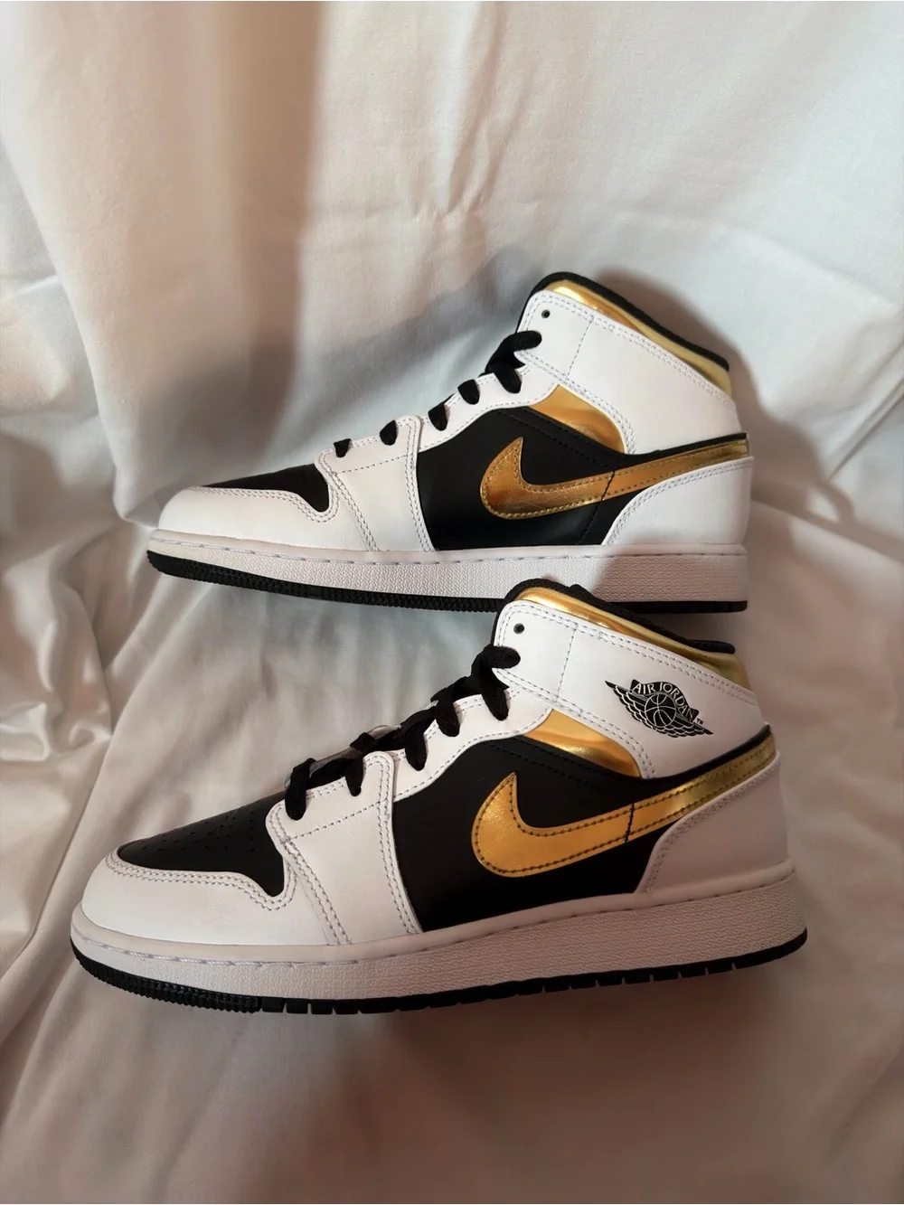 Air Jordan 1 Mid GS White Gold